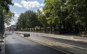 Na placu budowy ul. Piekarskiej trwa asfaltowanie, brukowanie i przebudowa skrzyżowań (6)