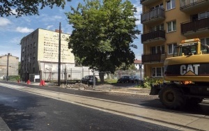 Na placu budowy ul. Piekarskiej trwa asfaltowanie, brukowanie i przebudowa skrzyżowań (8)