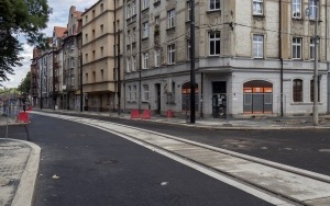 Na placu budowy ul. Piekarskiej trwa asfaltowanie, brukowanie i przebudowa skrzyżowań (9)