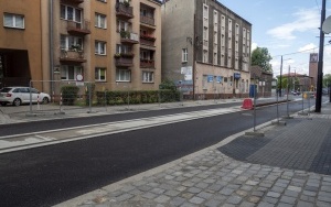 Na placu budowy ul. Piekarskiej trwa asfaltowanie, brukowanie i przebudowa skrzyżowań (10)