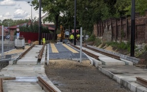 Na placu budowy ul. Piekarskiej trwa asfaltowanie, brukowanie i przebudowa skrzyżowań (12)