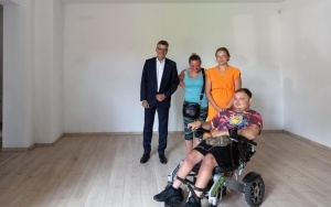 Przekazanie kluczy lokatorom wyremontowanego budynku przy ul. Siemianowickiej 29 (4)