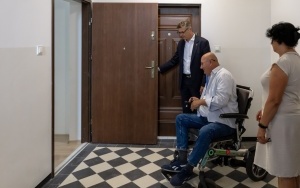 Przekazanie kluczy lokatorom wyremontowanego budynku przy ul. Siemianowickiej 29 (6)