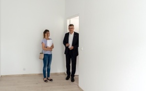 Przekazanie kluczy lokatorom wyremontowanego budynku przy ul. Siemianowickiej 29 (13)