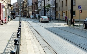 Spękane i uszkodzone płyty na ul. Katowickiej wymagają wymiany