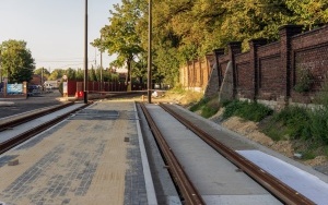 Rozwieszanie nowej trakcji tramwajowej na ul. Sądowej. Od 18 września wstrzymane kursowanie tramwajów (1)