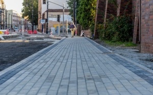 Rozwieszanie nowej trakcji tramwajowej na ul. Sądowej. Od 18 września wstrzymane kursowanie tramwajów (3)