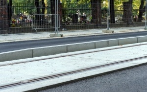 Rozwieszanie nowej trakcji tramwajowej na ul. Sądowej. Od 18 września wstrzymane kursowanie tramwajów (5)