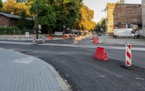 Rozwieszanie nowej trakcji tramwajowej na ul. Sądowej. Od 18 września wstrzymane kursowanie tramwajów (7)