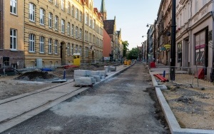 Rozwieszanie nowej trakcji tramwajowej na ul. Sądowej. Od 18 września wstrzymane kursowanie tramwajów (8)