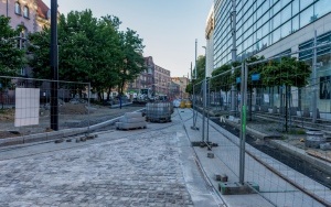 Rozwieszanie nowej trakcji tramwajowej na ul. Sądowej. Od 18 września wstrzymane kursowanie tramwajów (10)