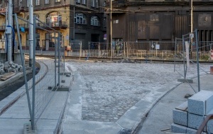 Rozwieszanie nowej trakcji tramwajowej na ul. Sądowej. Od 18 września wstrzymane kursowanie tramwajów (11)