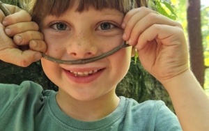 Dzieci z Przedszkola Kamyki Patyki na łonie natury (7)