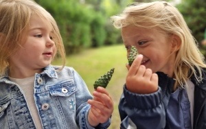 Dzieci z Przedszkola Kamyki Patyki na łonie natury (8)