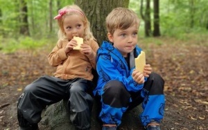 Dzieci z Przedszkola Kamyki Patyki na łonie natury (4)