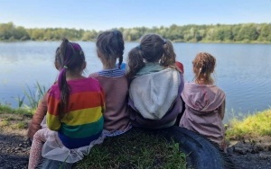 Dzieci z Przedszkola Kamyki Patyki na łonie natury (5)