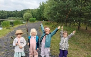Dzieci z Przedszkola Kamyki Patyki na łonie natury (6)