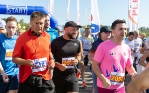 Biegaczki i biegacze na trasie Bytomskiego Półmaratonu (9)