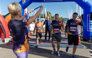 Biegaczki i biegacze na trasie Bytomskiego Półmaratonu (9)
