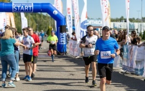 Biegaczki i biegacze na trasie Bytomskiego Półmaratonu (16)