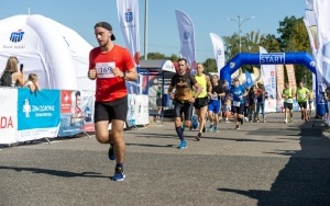 Biegaczki i biegacze na trasie Bytomskiego Półmaratonu (17)