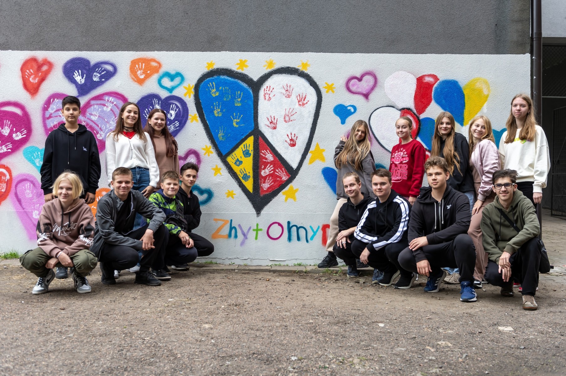 Młodzież z Żytomierza wspólnie z bytomskimi uczniami namalowała mural w kształcie serca nawiązujący do przyjaźni polsko - ukraińskiej