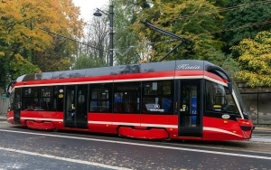 Tramwaj linii „38” wraca na tory na ul. Piekarskiej w Bytomiu (5)