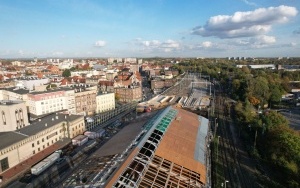 Rozpoczął się montaż na dachu hali peronowej nowego poszycia z blachy cynkowo - tytanowej (5)