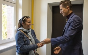 Przekazanie kluczy lokatorom kamienicy przy ul. Piłsudskiego 36 (4)