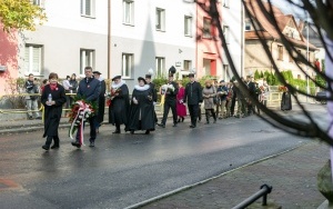 Narodowe Święto Niepodległości 2023 - Składanie kwiatów pod tablicą 