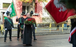 Narodowe Święto Niepodległości 2023 - Składanie kwiatów pod tablicą 