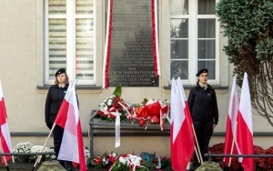 Narodowe Święto Niepodległości 2023 - Składanie kwiatów pod tablicą 