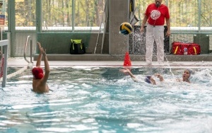 Młodzi waterpoliści rywalizują na basenie (6)