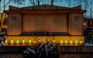 Uroczystości barbórkowe pod tablicą upamiętniającą górników, którzy zginęli podczas katastrofy w Heinitzgrube w Rozbarku (18)