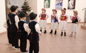 Międzypokoleniowe mikołajkowe spotkanie w Miejskiej Bibliotece Publicznej (1)