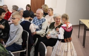 Międzypokoleniowe mikołajkowe spotkanie w Miejskiej Bibliotece Publicznej (10)