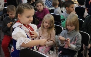 Międzypokoleniowe mikołajkowe spotkanie w Miejskiej Bibliotece Publicznej (11)