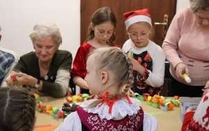 Międzypokoleniowe mikołajkowe spotkanie w Miejskiej Bibliotece Publicznej (13)