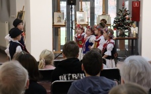 Międzypokoleniowe mikołajkowe spotkanie w Miejskiej Bibliotece Publicznej (7)