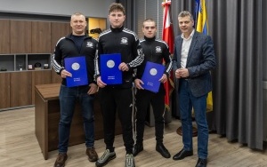 Gratulacje dla pięściarzy i trenera Bytomskiej Akademii Boksu  (4)