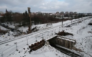 Trwa budowa peronu na stacji w Stroszku oraz przebudowa wiaduktu nad ul. Dojazd (1)