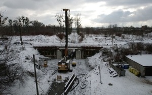 Trwa budowa peronu na stacji w Stroszku oraz przebudowa wiaduktu nad ul. Dojazd (7)