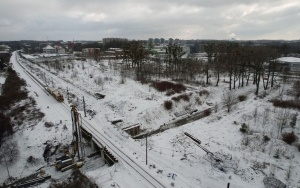 Trwa budowa peronu na stacji w Stroszku oraz przebudowa wiaduktu nad ul. Dojazd (8)
