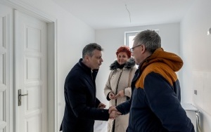Przekazanie kluczy do wyremontowanych mieszkań przy ul. Piłsudskiego 40 (4)