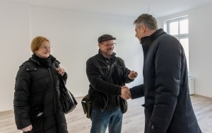 Przekazanie kluczy do wyremontowanych mieszkań przy ul. Piłsudskiego 40 (6)