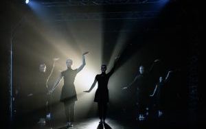 Między światłem a ciemnością. Premiera spektaklu „Illumination” w Teatrze Rozbark (3)