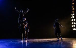 Między światłem a ciemnością. Premiera spektaklu „Illumination” w Teatrze Rozbark (4)