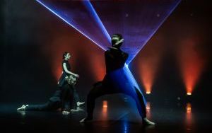 Między światłem a ciemnością. Premiera spektaklu „Illumination” w Teatrze Rozbark (7)