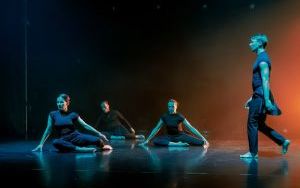 Między światłem a ciemnością. Premiera spektaklu „Illumination” w Teatrze Rozbark (10)