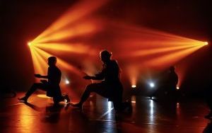 Między światłem a ciemnością. Premiera spektaklu „Illumination” w Teatrze Rozbark (11)